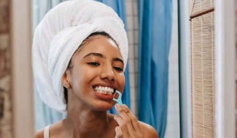 Partículas de objetos que se atrapan entre los dientes