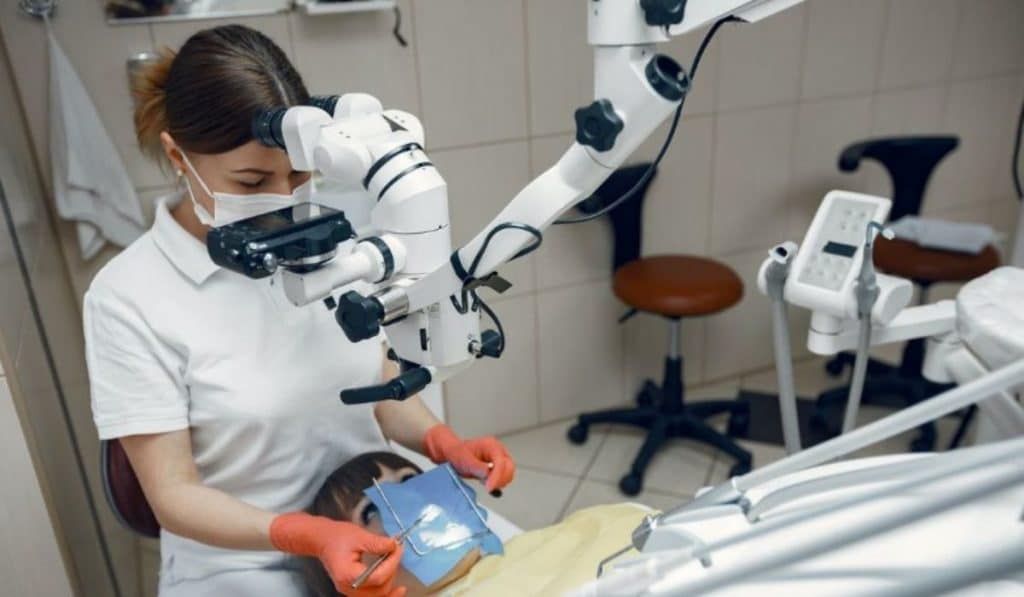 Los adhesivos dentales y los procedimientos de resinas